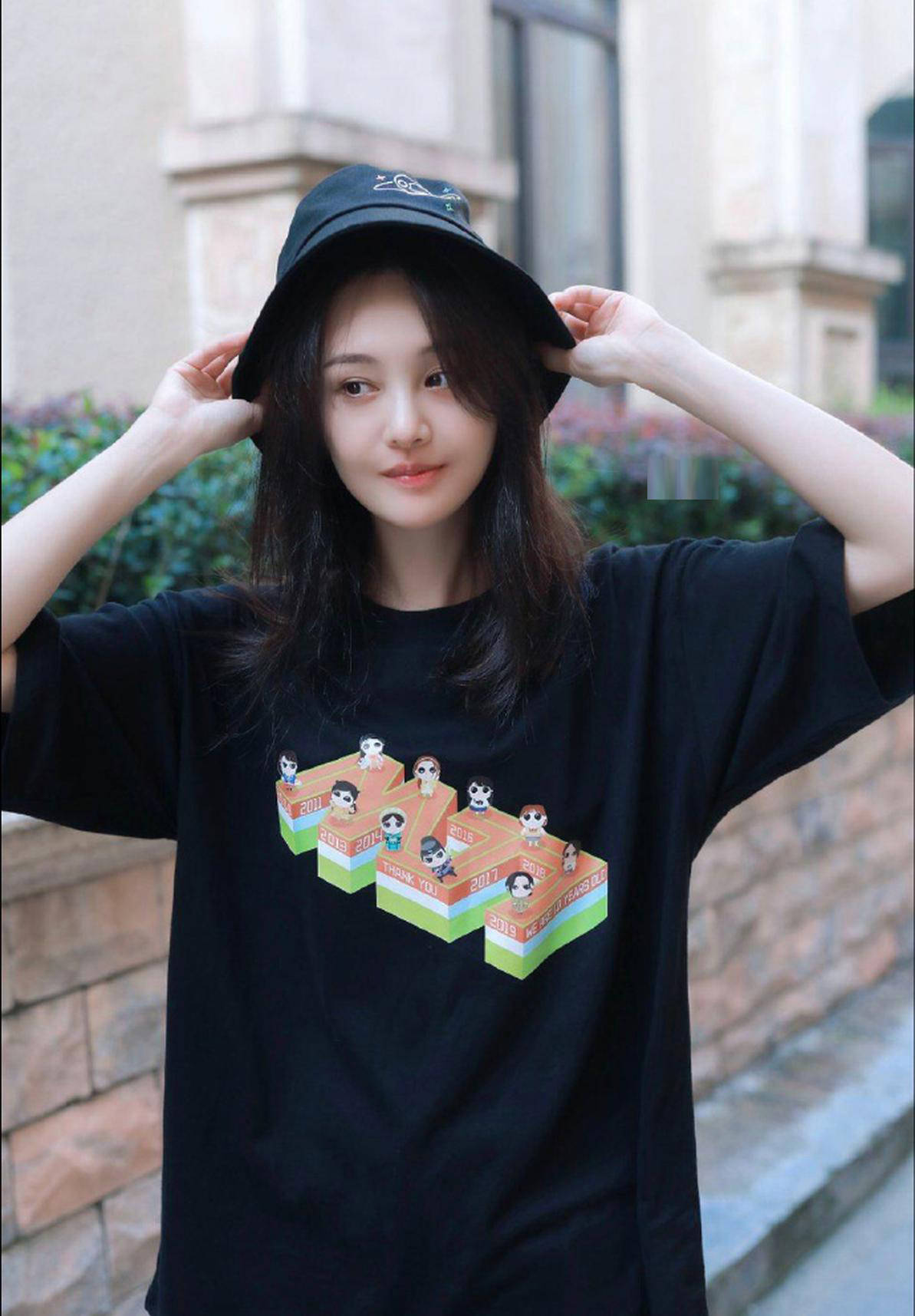 原创郑爽晒美照发文疑回应胡彦斌,眼角发红像是刚哭过,一脸疲惫惹人