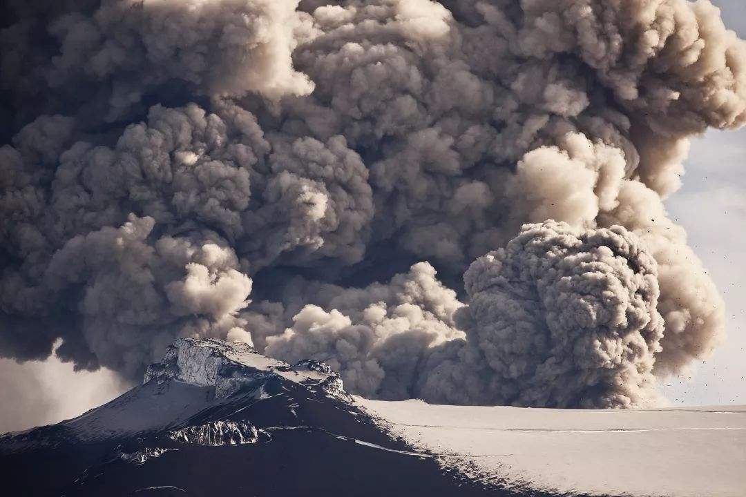 1815年位于印度尼西亚地区的坦博拉火山发生了爆炸,这次火山的爆发