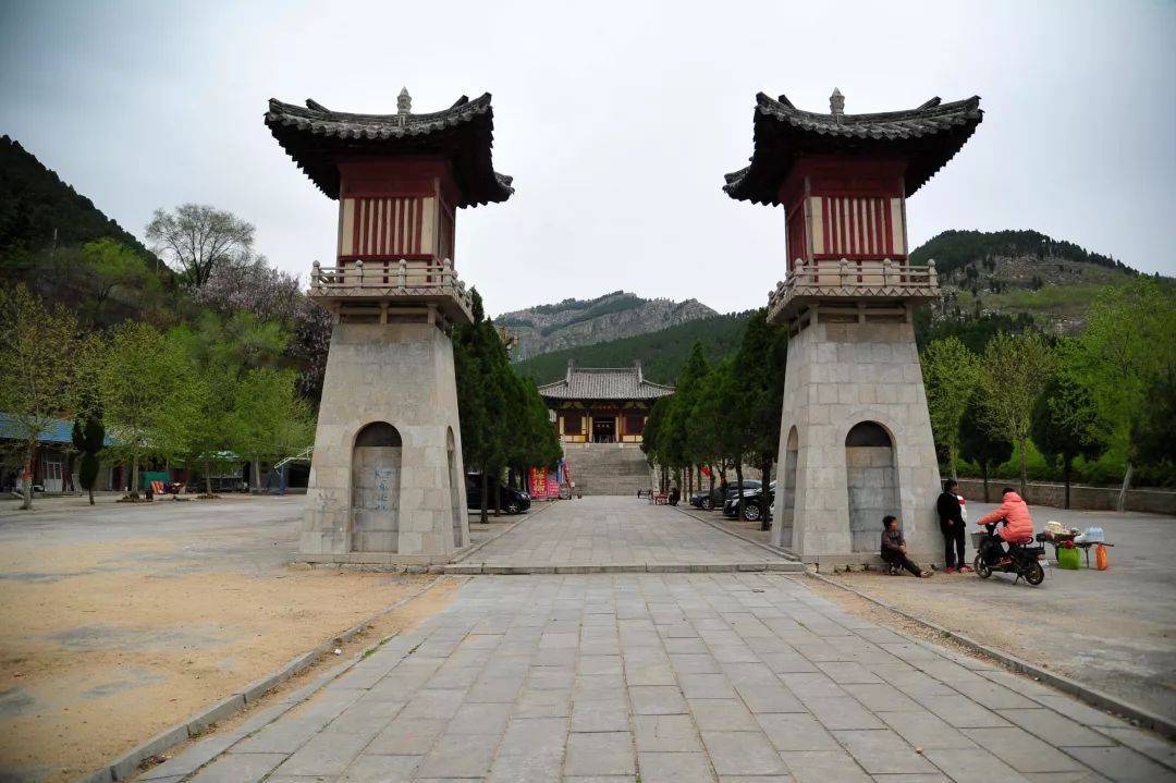 这座寺庙的地理位置是在山东的济南历城县处,它在古代就占据了很高的