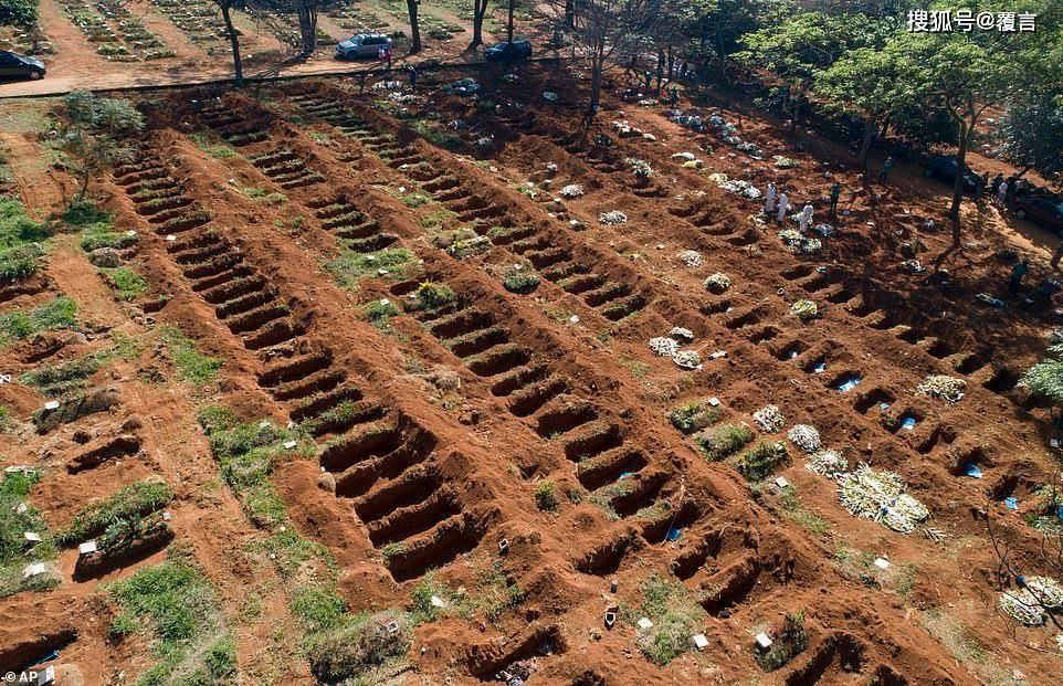 来,感受一下!巴西新冠肺炎死者的乱葬坑