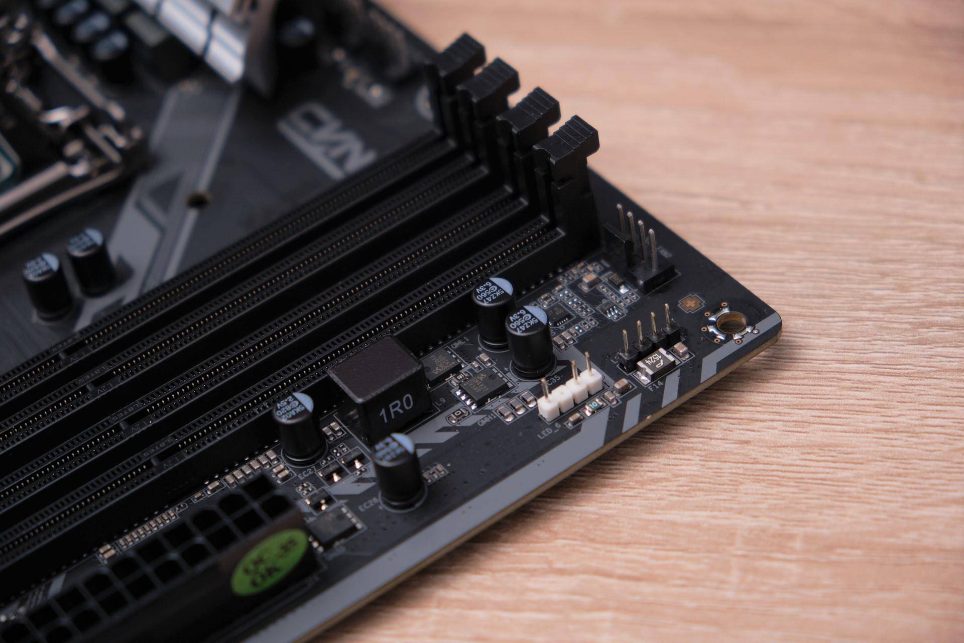 i5-10600k可以和i9五五开?游戏性能居然这么强_接口