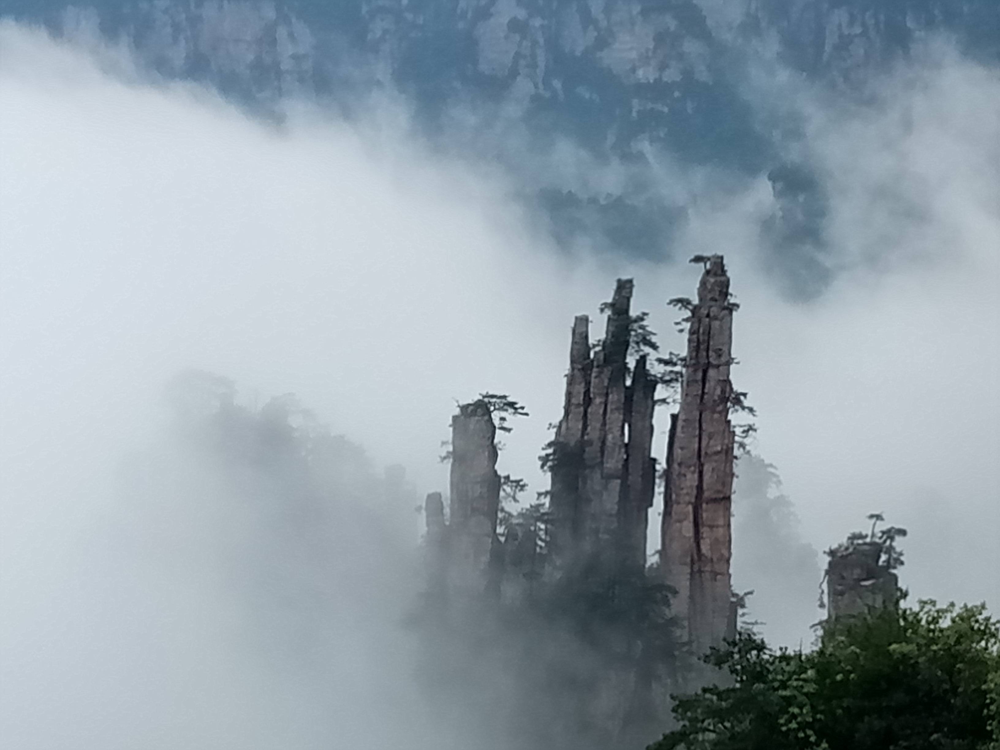 張家界天子山景區傍晚現雲海仙境