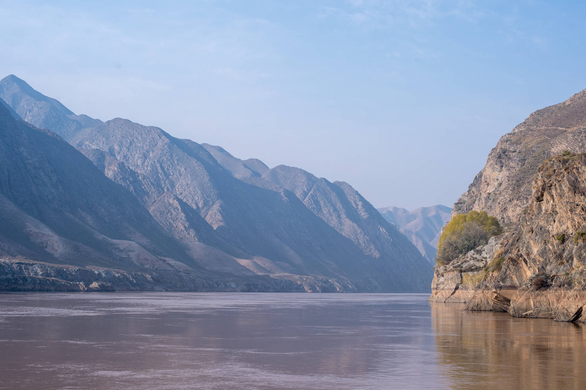黄河大峡奇观旅游风景区是以黄河两岸奇特的峡谷景观为主,景区总长度