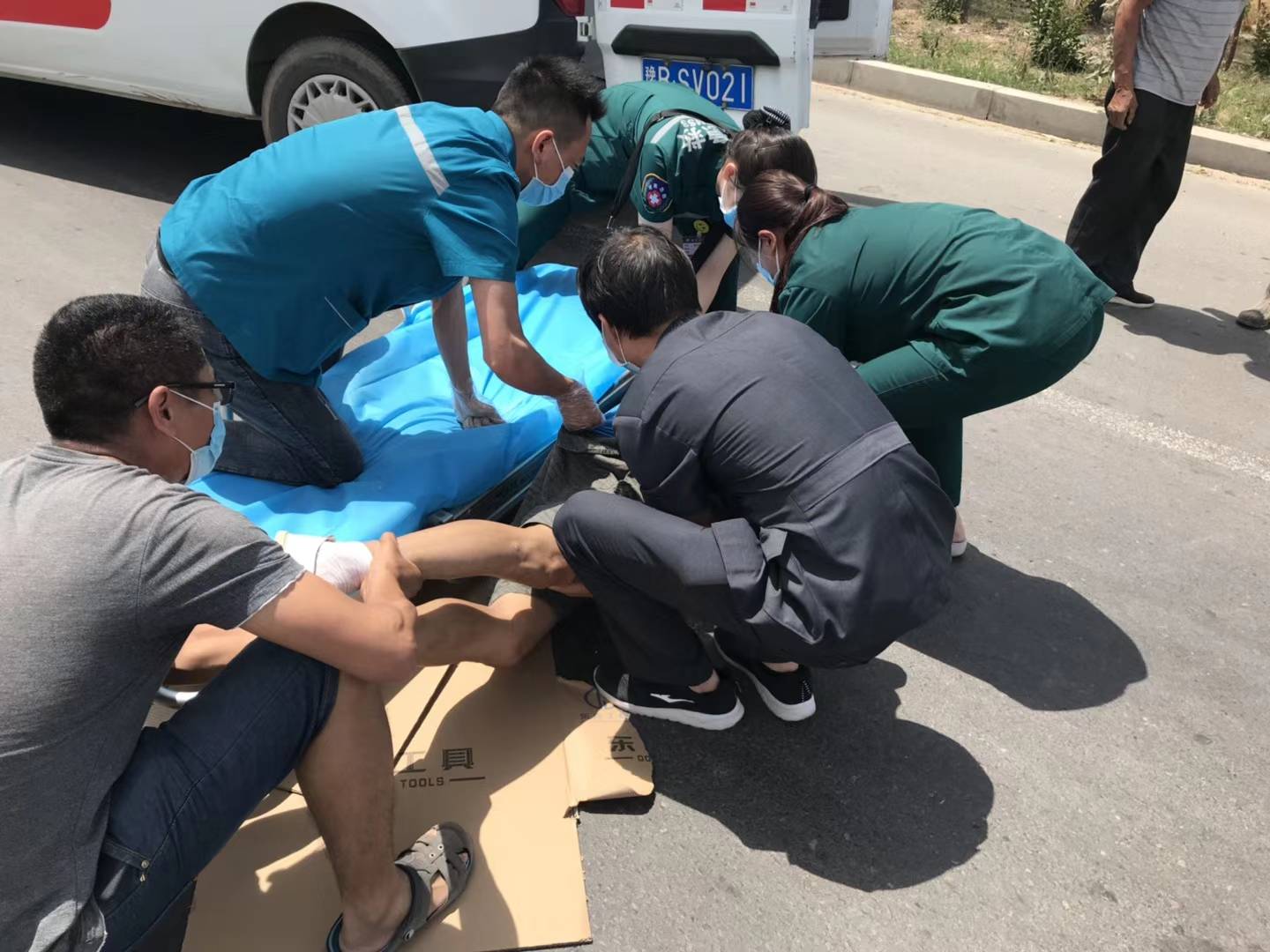 点赞办案途中遇车祸伤者干警伸手护其周全