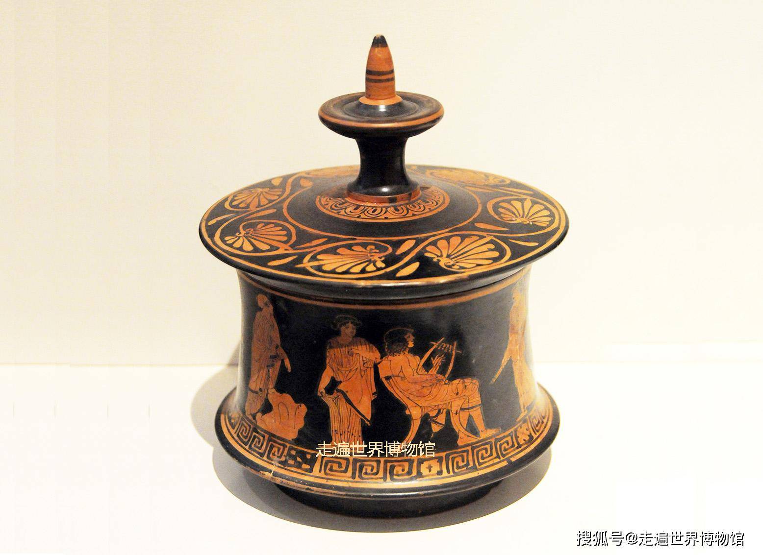 (陶化妆盒,约公元前430年;希腊雅典国家考古博物馆藏)红绘由来约公元