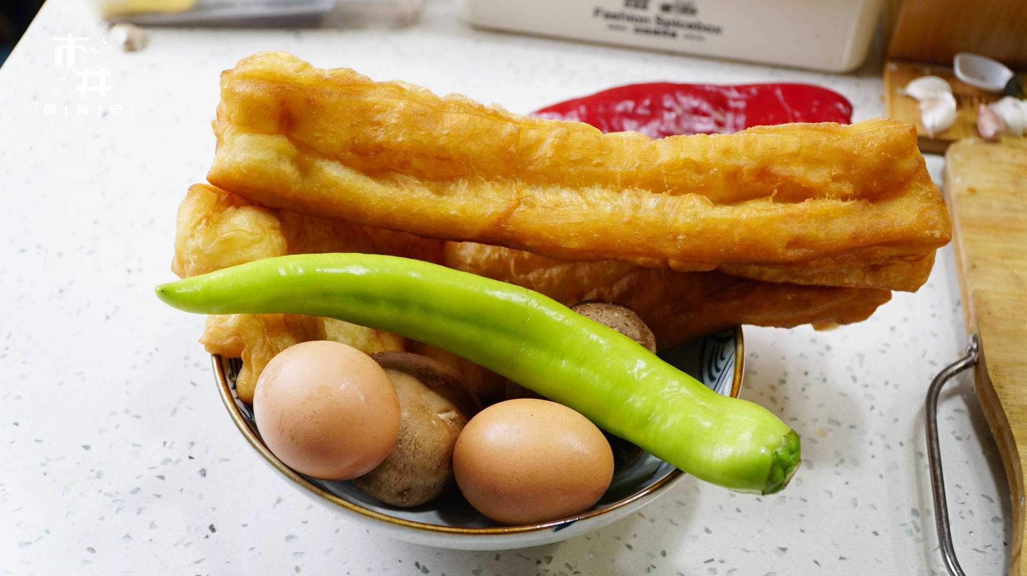 第一步:油条切成小块,青红椒切滚刀块,香菇洗干净切片,两个鸡蛋加盐