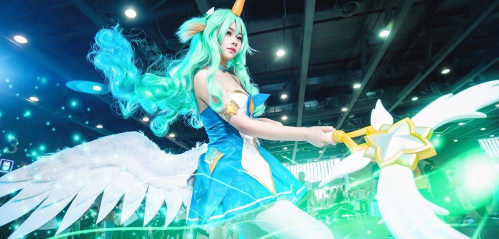 这位coser小姐姐在漫展的现场完美的还原出了游戏中索拉卡奶妈的形象