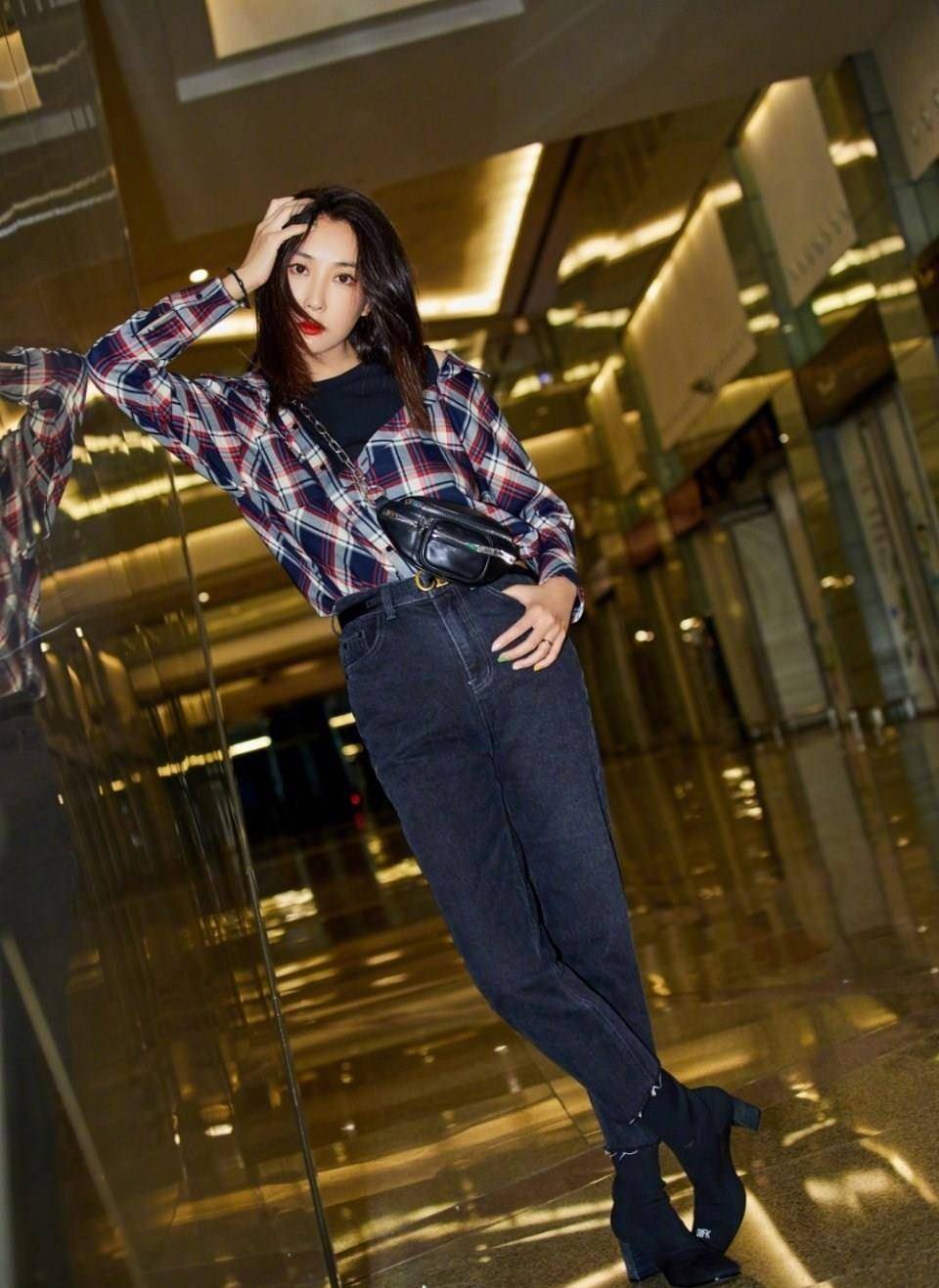 34岁杜若溪婚后身材更丰满罕见露背连衣裙扮美人鱼美得不敢认