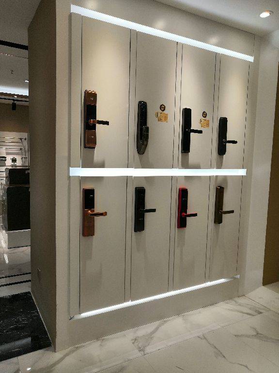 顶固五金:专卖店展示