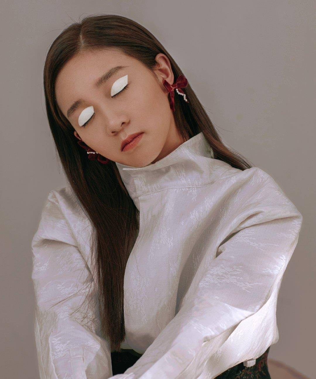 李子璇拍摄时尚大片,奇异造型装扮,凸显出好身材和高颜值