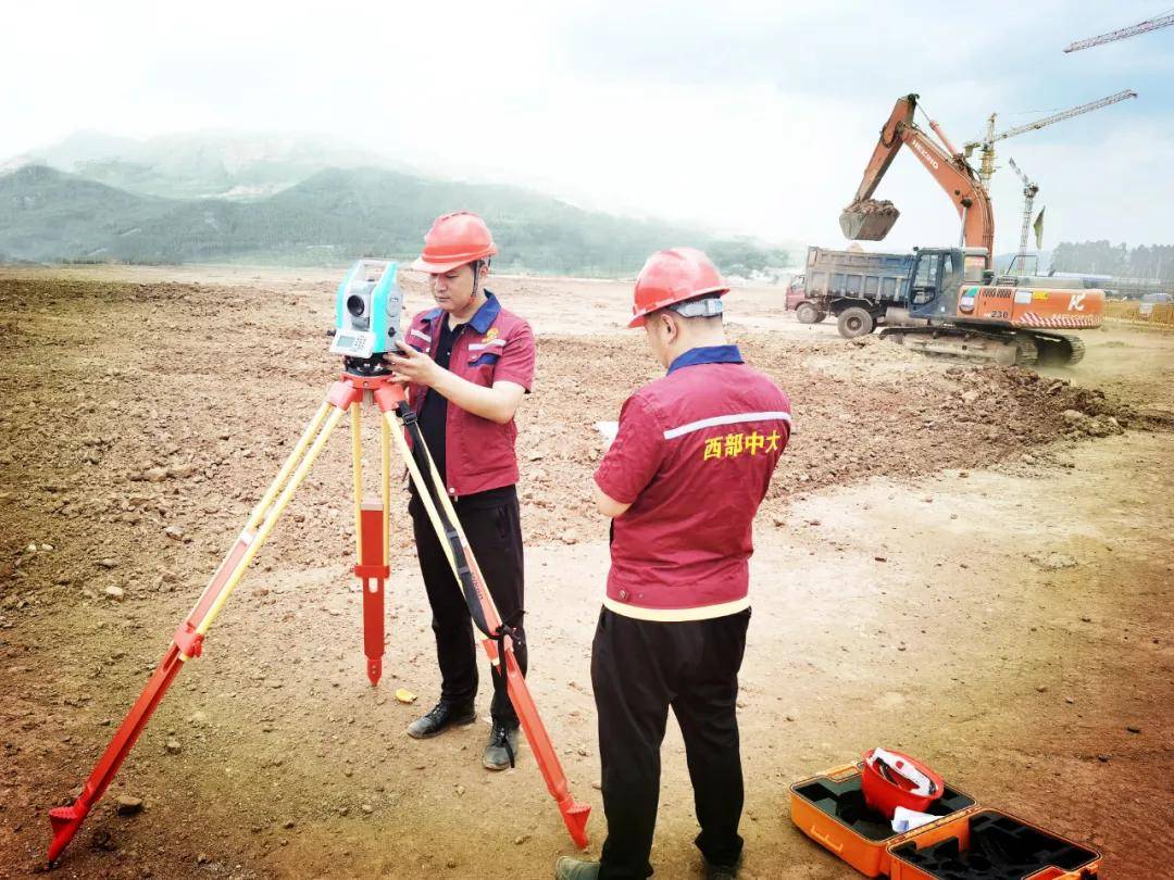郭永辉与同事一起进行施工测量放样