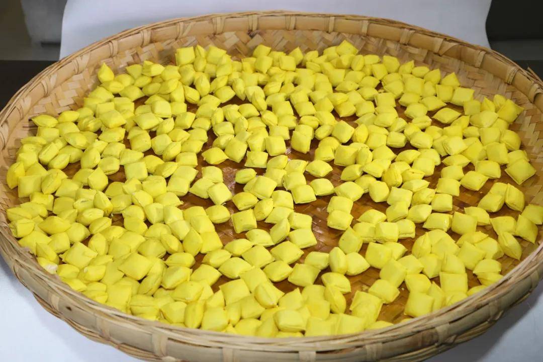 浙江卫视美食纪录片《风味人间》推荐,云南极食优鲜姜黄豆腐