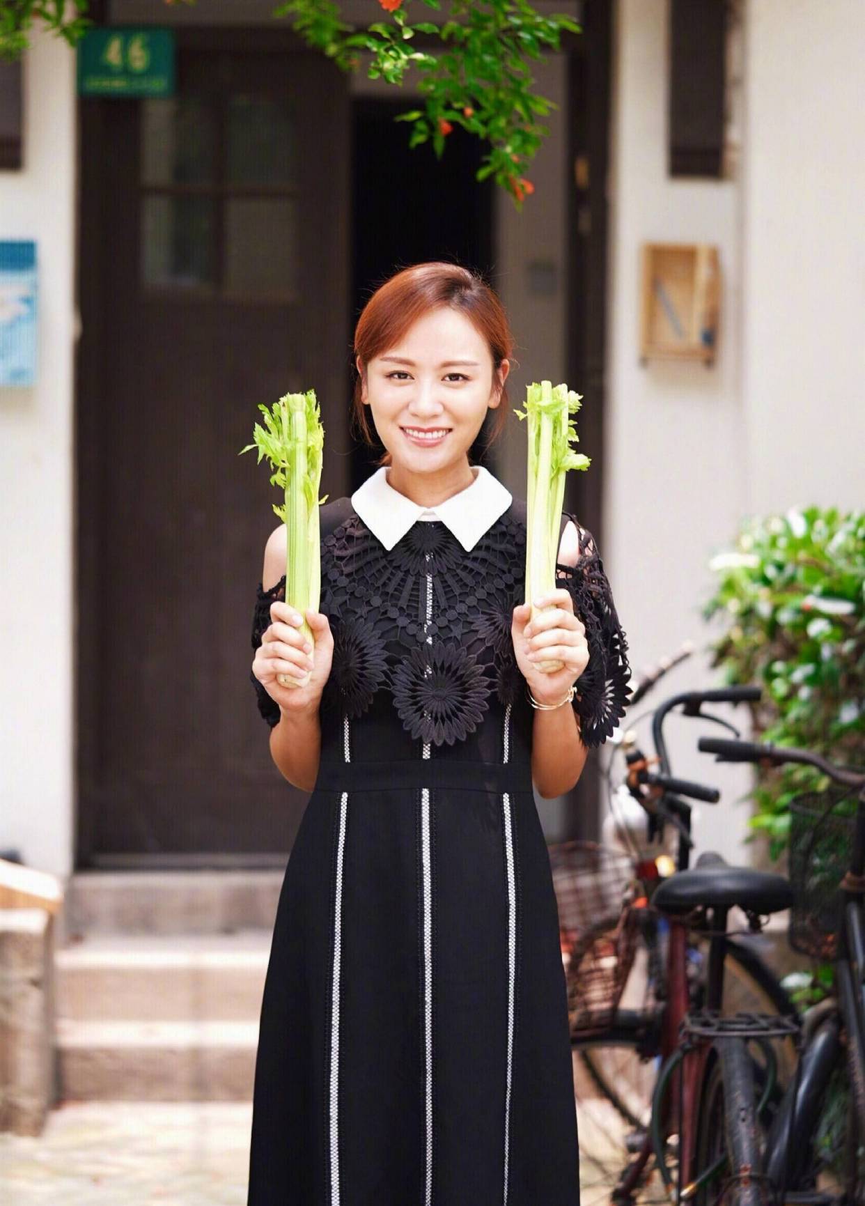 原创辣妈叶一茜直播带货,穿泡泡袖连衣裙甜美减龄,镜头下颈纹好明显