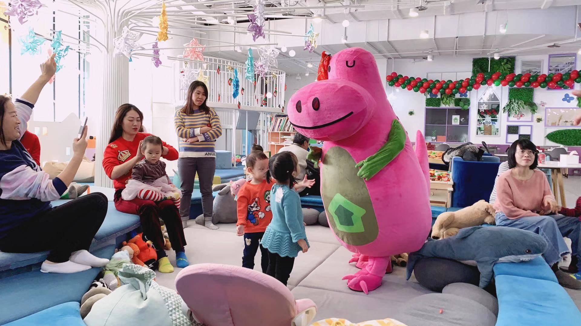 我们欢迎各位小朋友来到小绿洲家庭俱乐部,一起快乐学习,快乐生活.