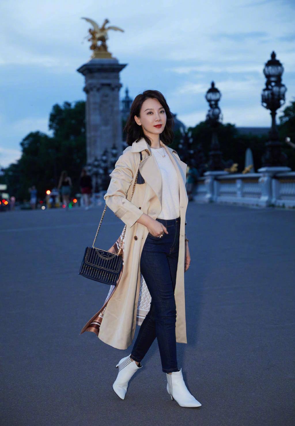 陈数瘦得让人心疼,穿紧身裤只见褶皱不见肉,好在气质够抢眼