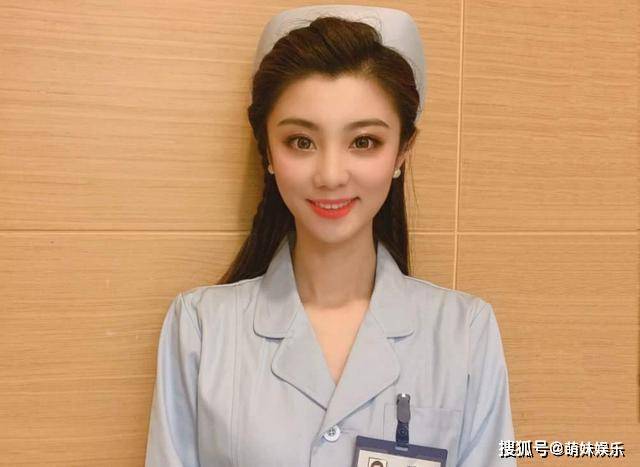 原创王牌女郎费费备受关注你以为她只是递话筒的多重身份让人羡慕