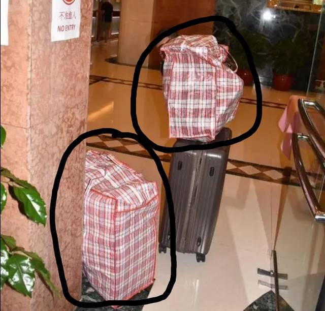 赌王何鸿燊遗物被清点,大编织袋与破旧行李箱抢眼,有钱人也这么接地气