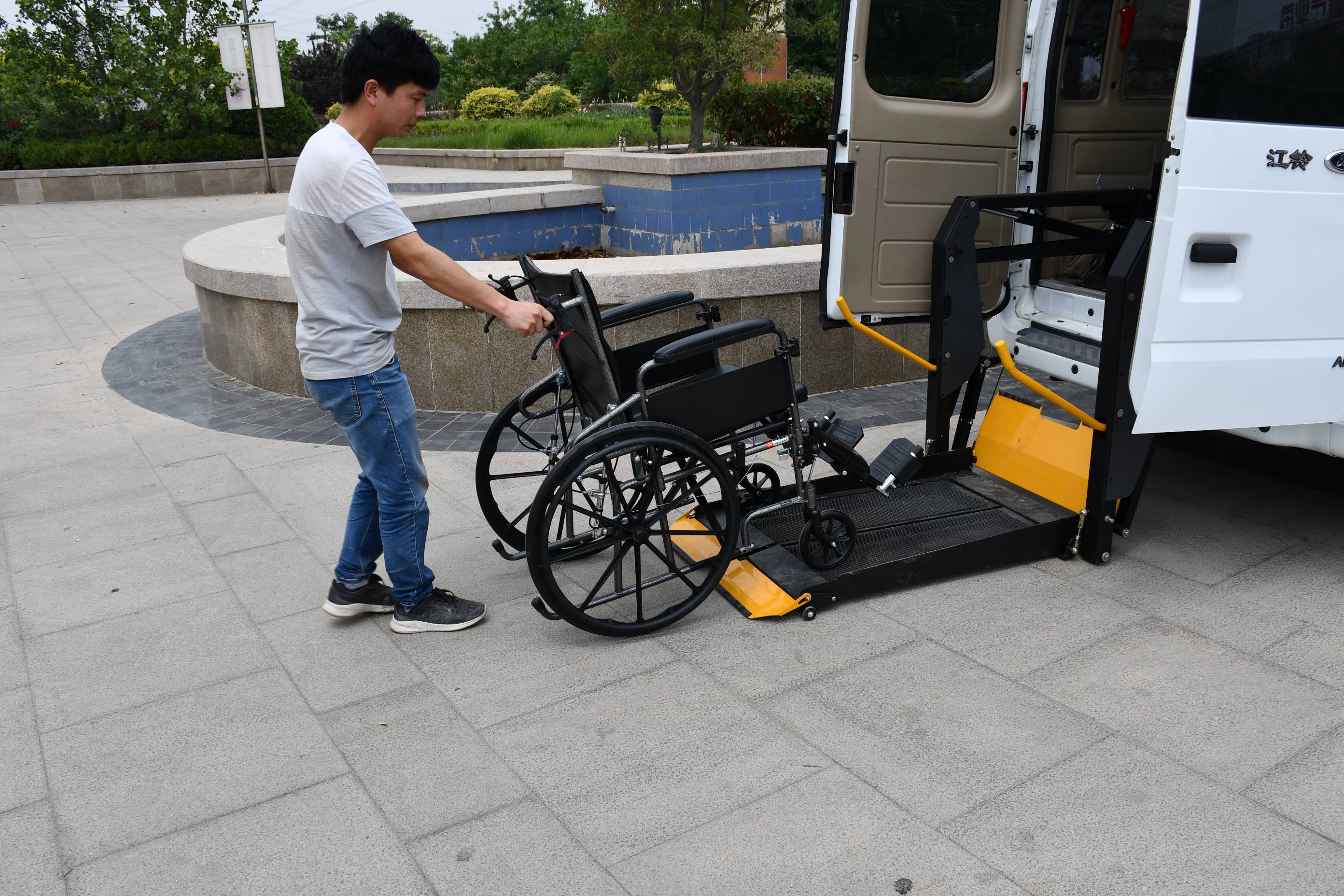 全顺轮椅升降机安装调试现场