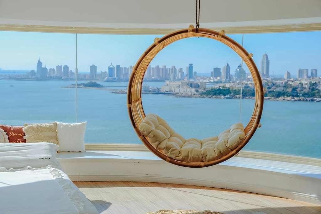 青岛的这家民宿能做饭都是小事,趴在超大落地窗前看海景才是大事_房间