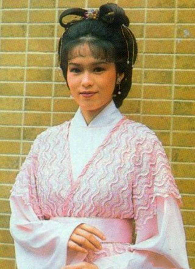 梁洁华也是tvb无线演员,曾参加演出《楚留香》,《上海滩》和《万水