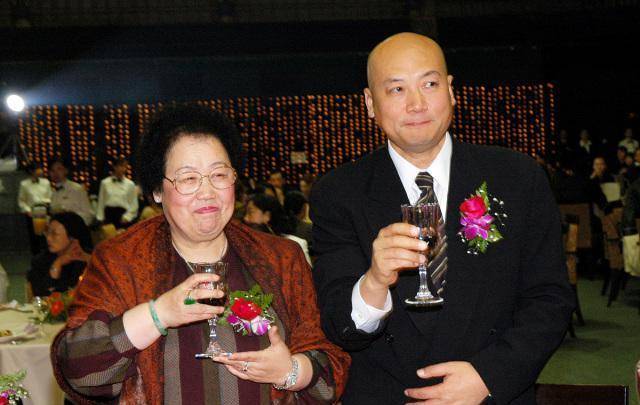 79岁陈丽华给丈夫留500亿,迟重瑞陪伴30年,甘做妻子背后的男人