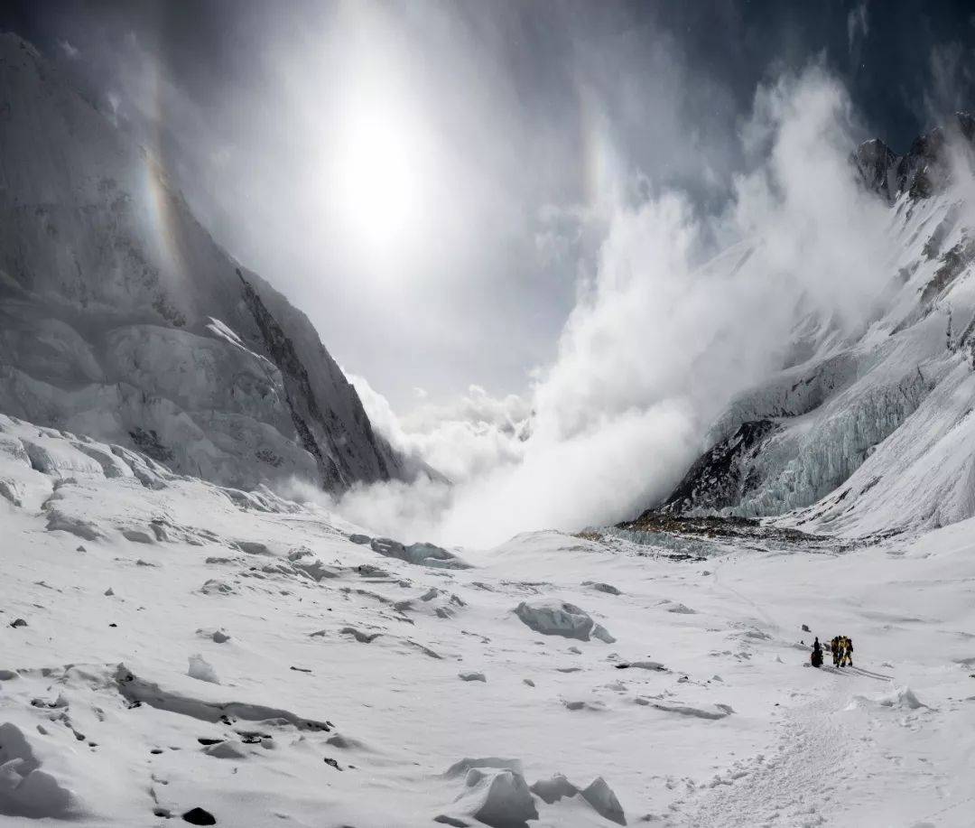 在下山途中遇到了暴风雪