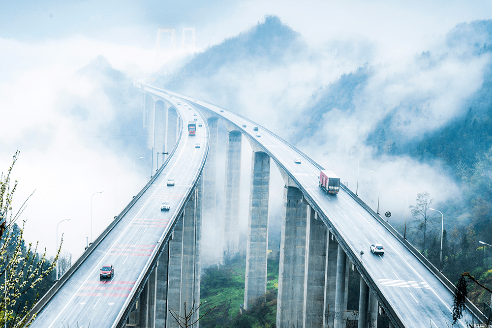 2017年4月4日,湖北巴东县境内沪渝高速公路泗渡河特大桥.文林摄