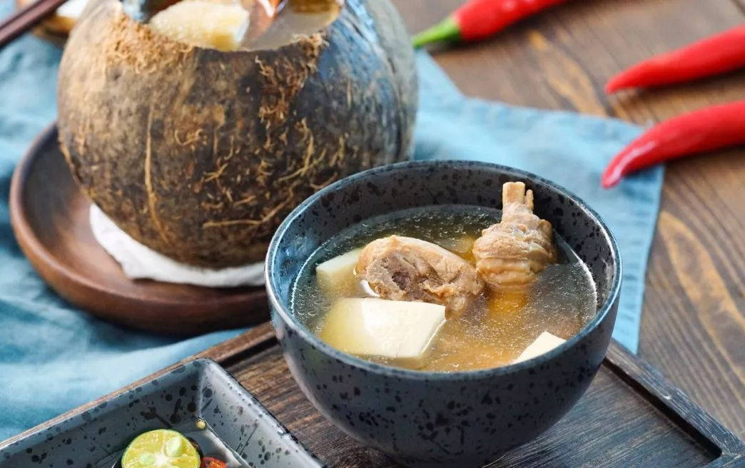 美食推荐:竹荪椰子鸡汤,营养又健康,适合一家三口!