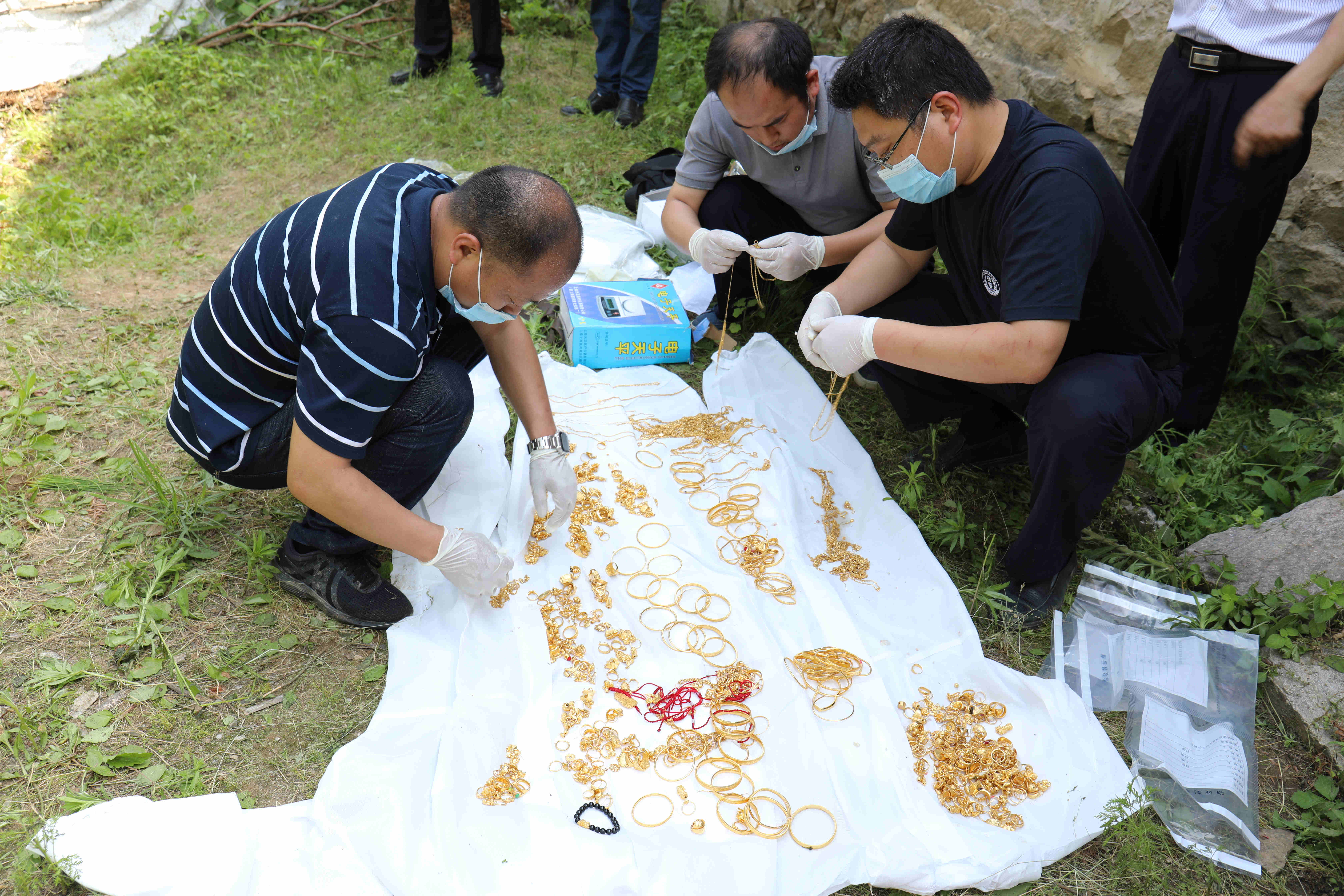 民警反复分析李某民近期的活动轨迹,判断其在张家畈老家藏匿赃物的