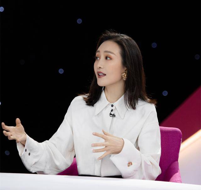 倪妮的生发液也救不了?王鸥晒照却被发际线抢镜,网友喊她去植发