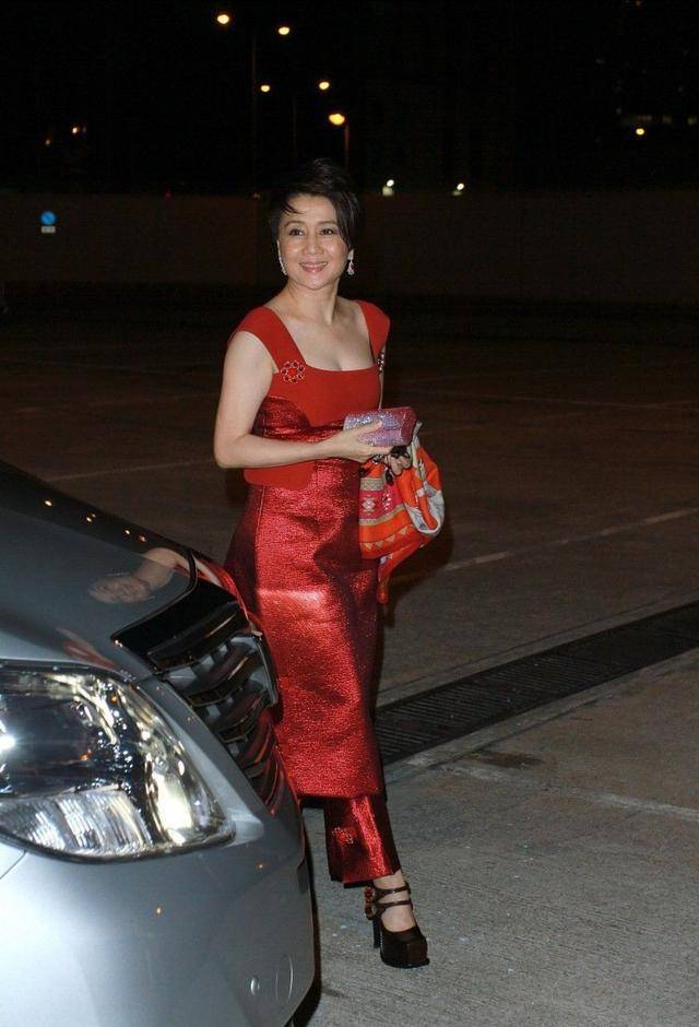 原创60岁赌王四太气质好优雅,穿红裙秀丰满身材,裙子里套裤子更惊艳