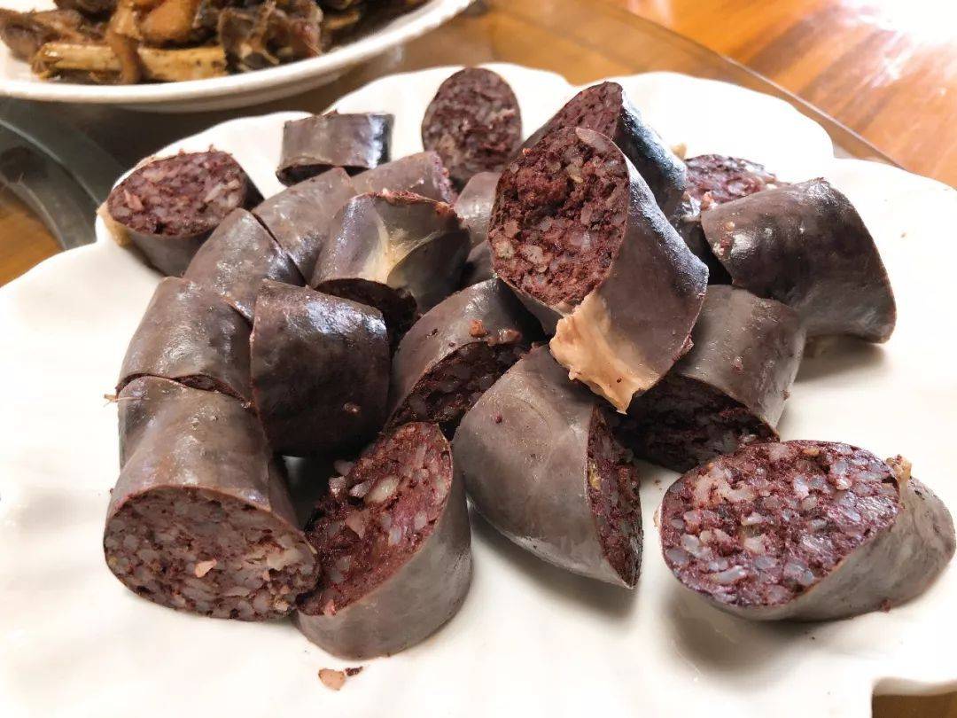 听大爷讲,血肠这个小吃,是在农村宰猪得的时候,人们为了充分利用资源