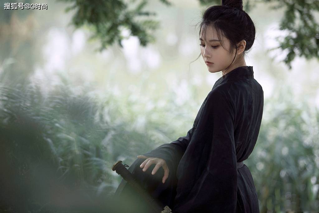 1/ 12 张慧雯更新最新古风剑客大片,身着黑色劲装,佩一柄长剑,身姿