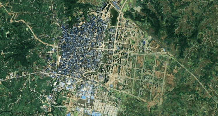 卫星上看四川岳池县灵溪河穿城而过新城有八车道的马路