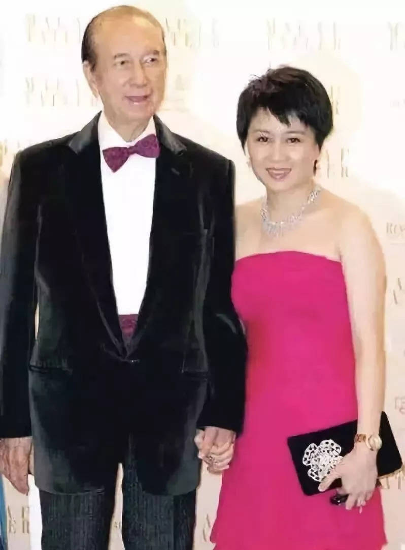 13岁辍学养家,20岁被骗,一个人打4份工,赌王何鸿燊四太梁安琪的传奇