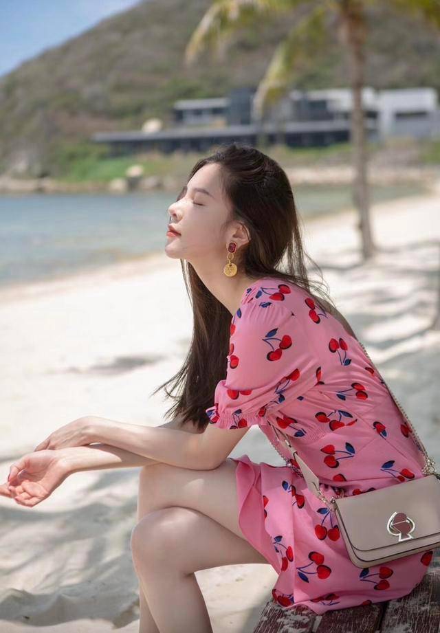 宋妍霏海边休闲度假,身穿粉色长裙,仙女气质十足