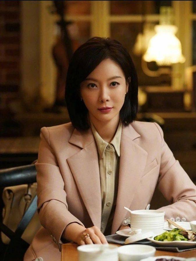 陈数多喜欢职业装?西装套装尽显"优雅穿搭法",职场女性值得学