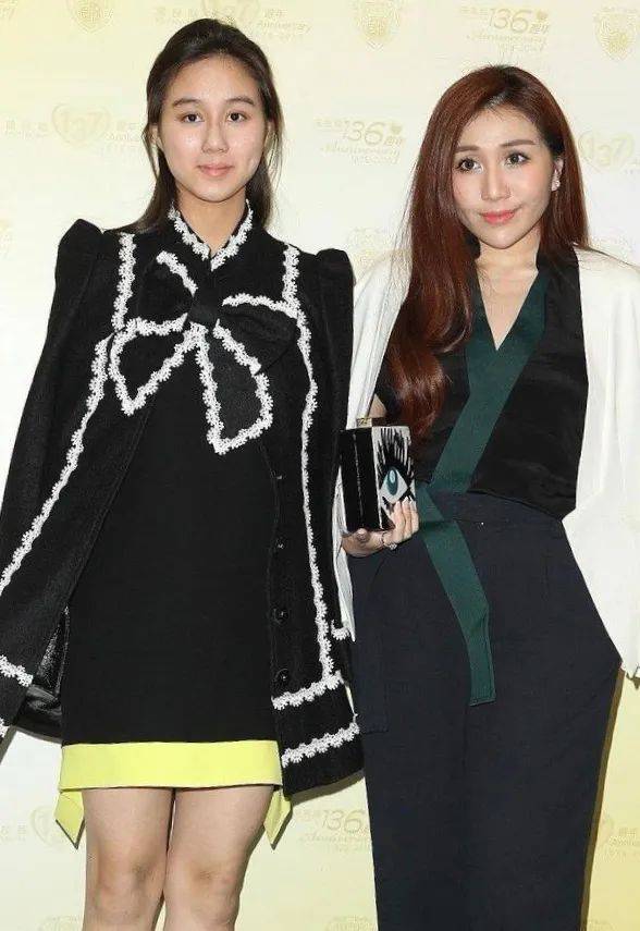 赌王四太母女仨亮相60岁四太穿蛋糕裙秀美腿春光满面碾压女儿