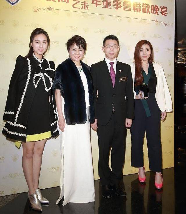 原创赌王四太梁安琪一家四口同框,两女貌美如花,长女何超盈气场太强