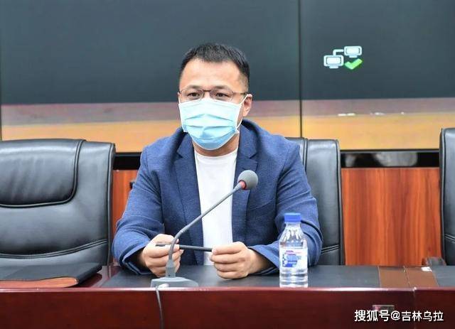 区长简俊峰主持会议并讲话.