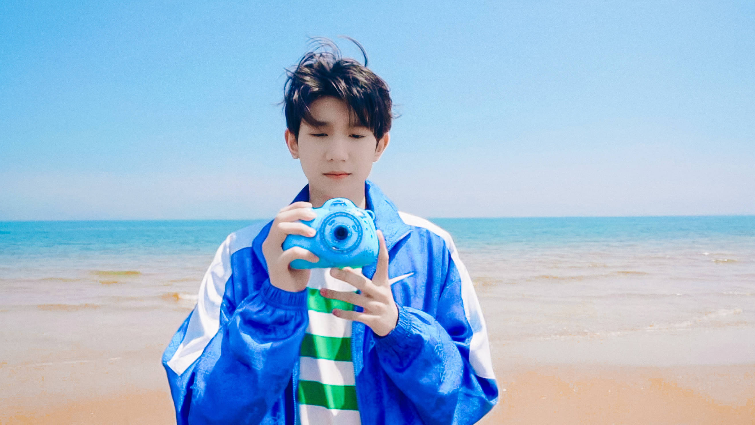 原创王源工作室六一终于营业!源哥变身小可爱,上演海边吹泡泡!可爱