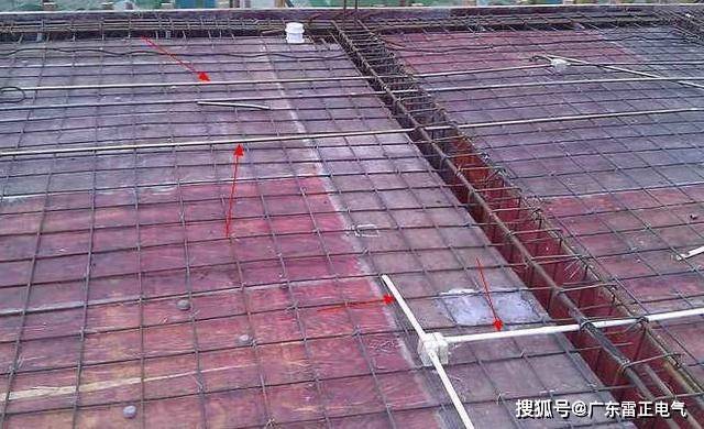 1,楼板底筋绑扎完成时,后面钢筋尚未绑扎,电管铺设应马上进行,快速