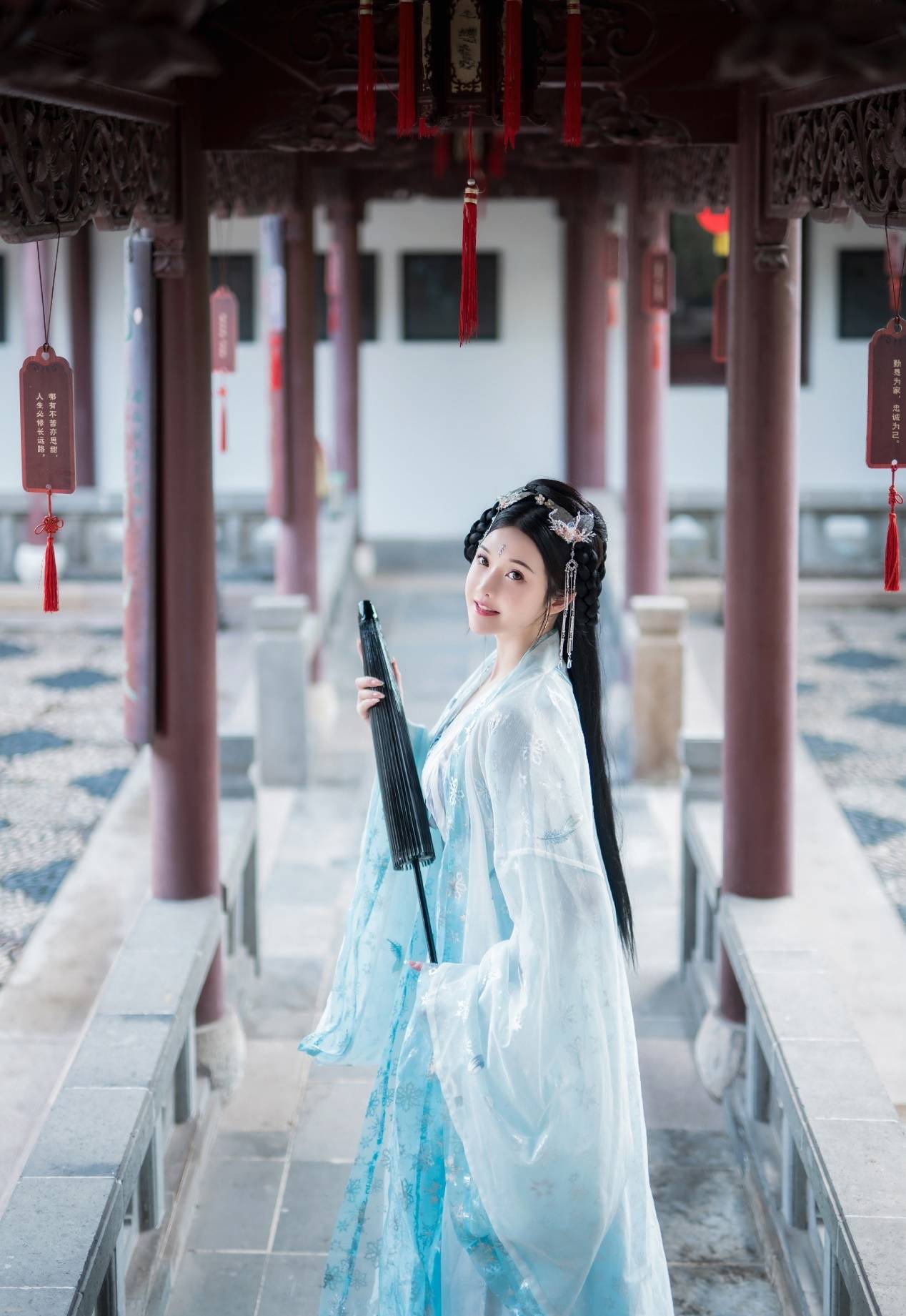 原创柔情似水汉服娘一袭蓝裳如身披流云手持纱伞团扇翩翩而至