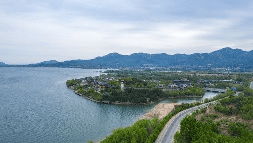 雪野湖,原来叫雪野水库,位于山东省济南市莱芜区雪野镇,距济南46公里