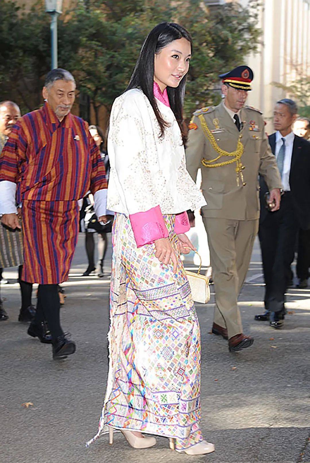 29岁的吉增·佩玛王后同旺楚克国王一起访问柔道馆夫妇二人同时抵达