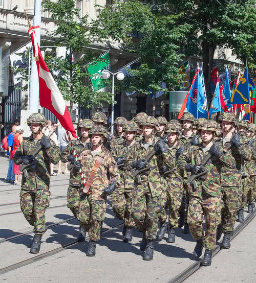 瑞士是传统中立国,殊不知瑞士才是真正全民皆兵的战斗民族