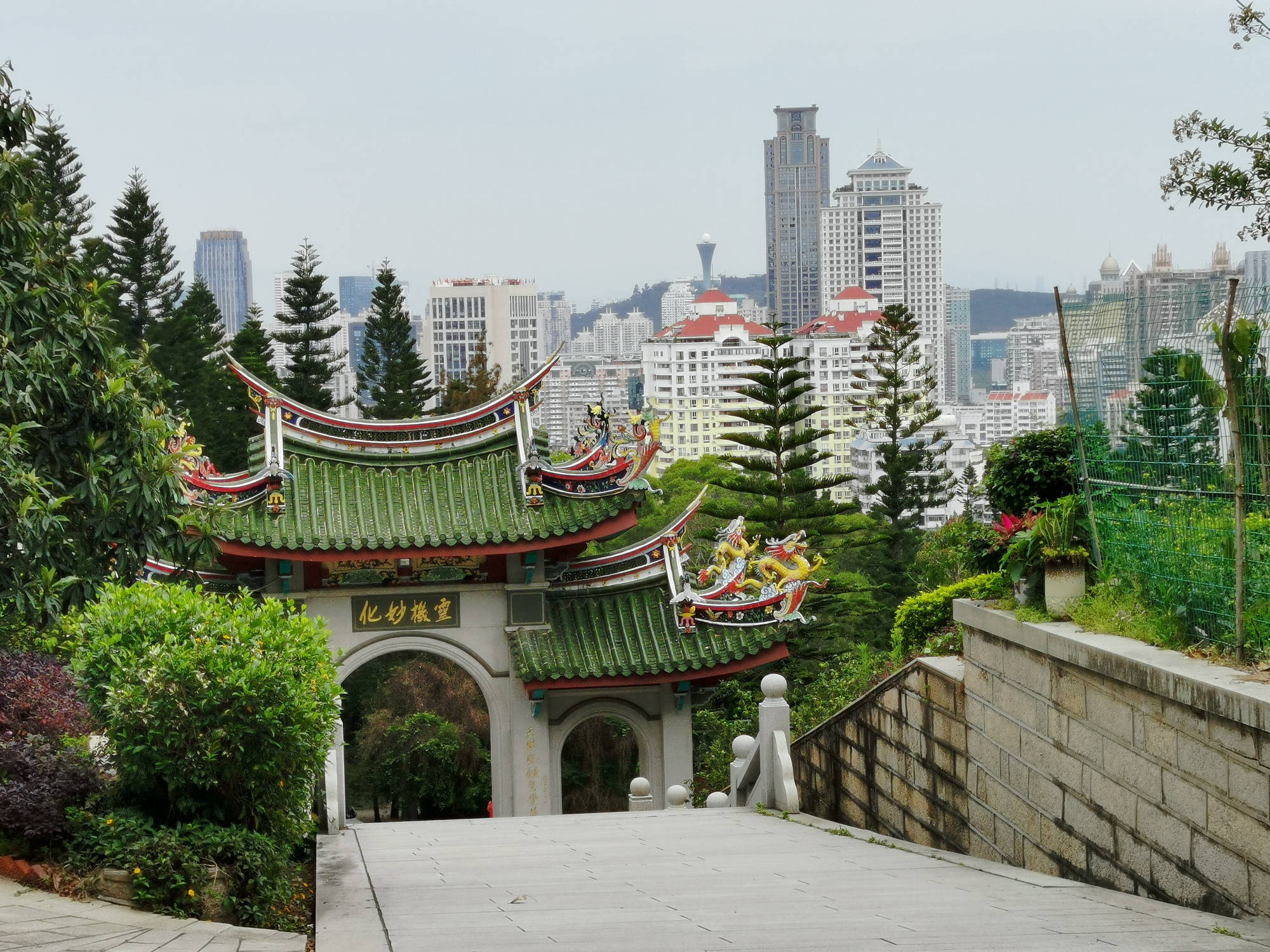 原创这座岩石庙宇,明为道观清成寺庙,同时供奉观音和仙翁