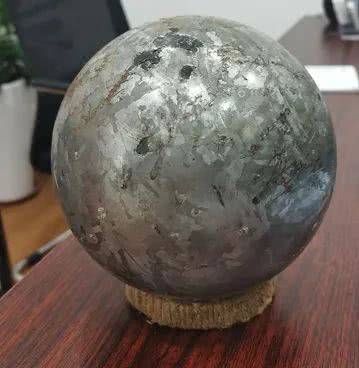 品名:铁陨石球 命名:小宇宙 产地:巴西 大小:重约50斤 收藏:张亚江