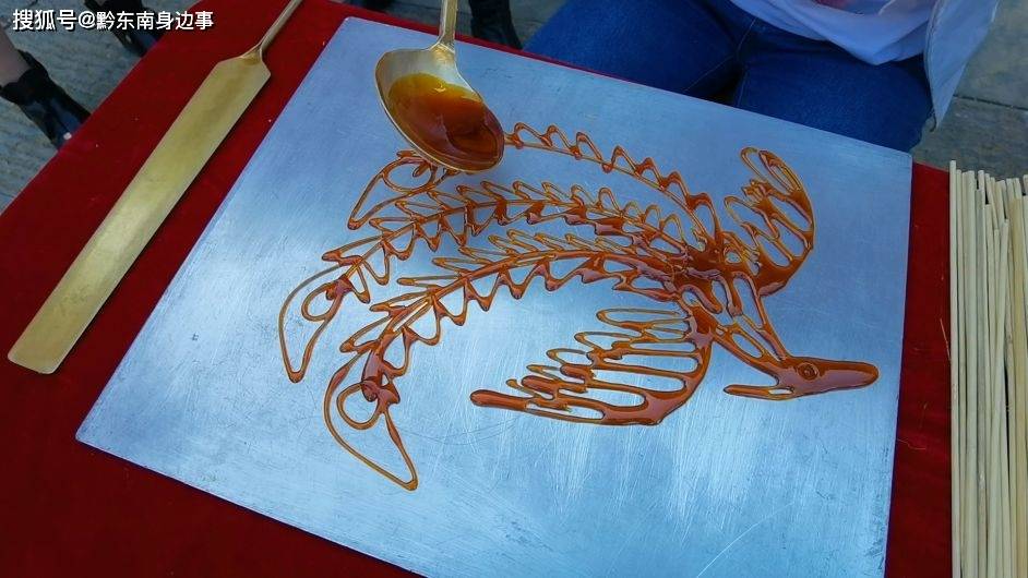 现在的糖画不只有流传至今的十二生肖,飞禽走兽,还结合了现在人们的