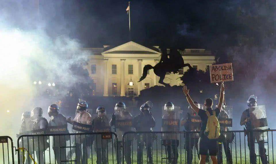 白宫前的警察(图源:路透社)加利福尼亚州的国民警卫队(图源:ap)费城的